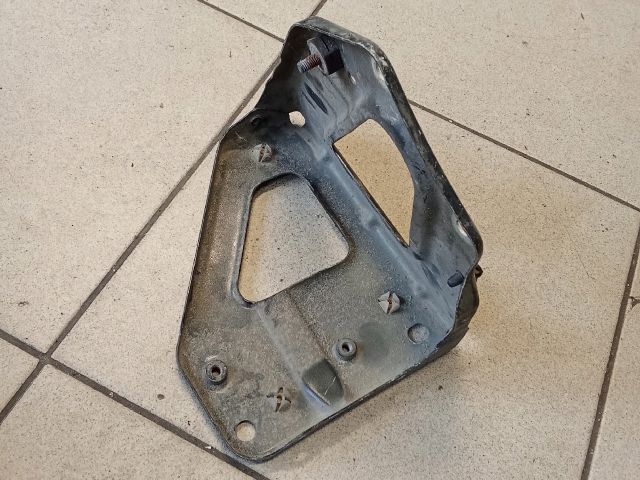 bontott AUDI A6 C6 Bal Sárvédő Oldaltartó