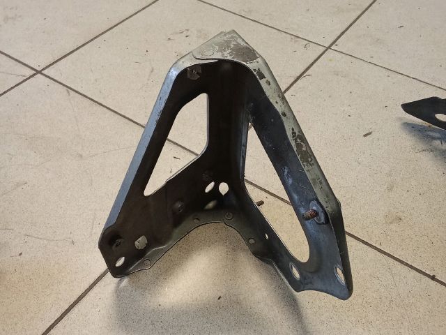 bontott AUDI A6 C6 Bal Sárvédő Oldaltartó