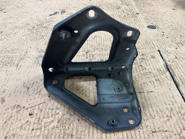 bontott AUDI A6 C6 Bal Sárvédő Oldaltartó