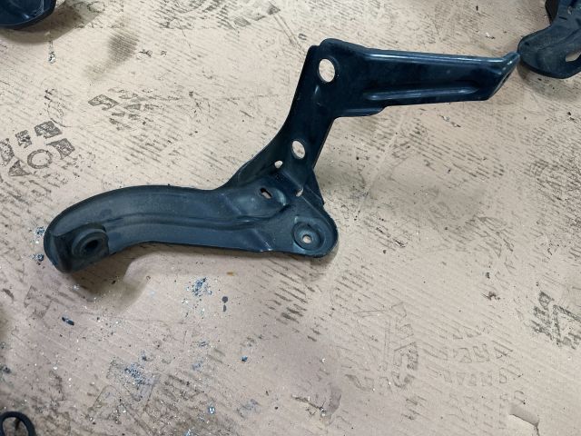 bontott AUDI A6 C6 Bal Sárvédő Oldaltartó