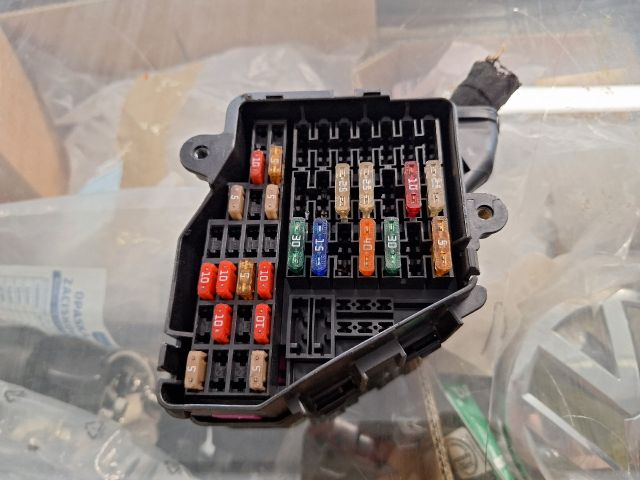 bontott AUDI A6 C6 Biztosítéktábla Utastér