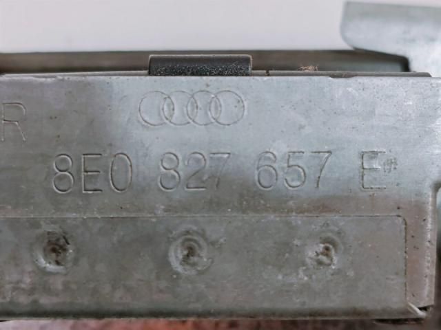 bontott AUDI A6 C6 Csomagtér Nyitó Kar / Gomb