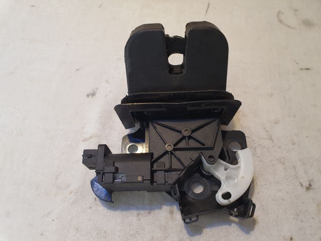 bontott AUDI A6 C6 Csomagtérajtó Zárszerkezet