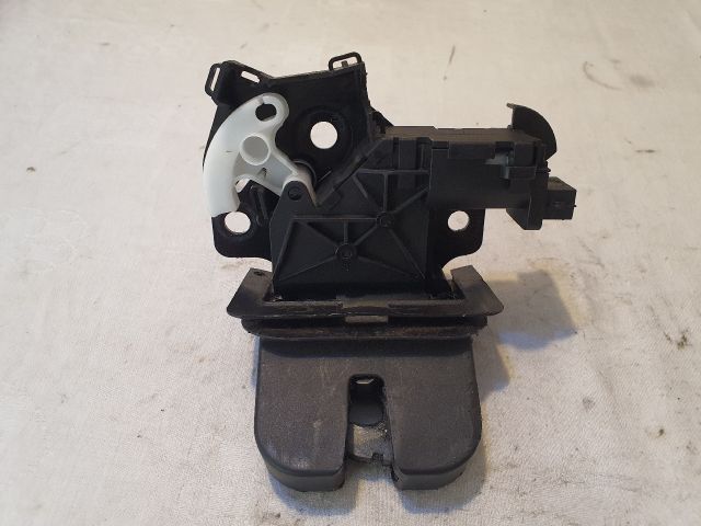 bontott AUDI A6 C6 Csomagtérajtó Zárszerkezet