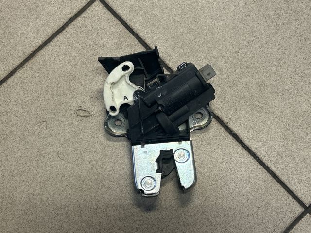 bontott AUDI A6 C6 Csomagtérajtó Zárszerkezet