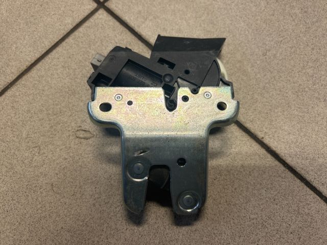 bontott AUDI A6 C6 Csomagtérajtó Zárszerkezet