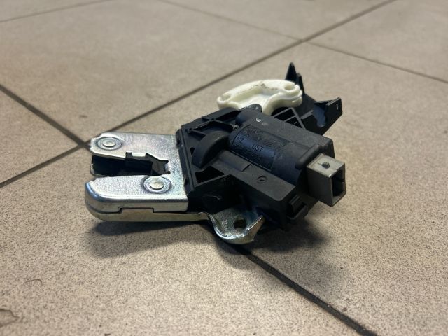 bontott AUDI A6 C6 Csomagtérajtó Zárszerkezet