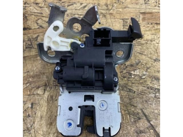 bontott AUDI A6 C6 Csomagtérajtó Zárszerkezet