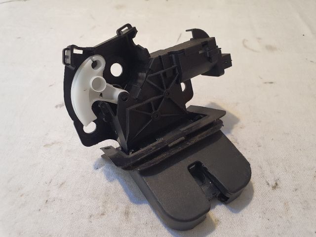 bontott AUDI A6 C6 Csomagtérajtó Zárszerkezet