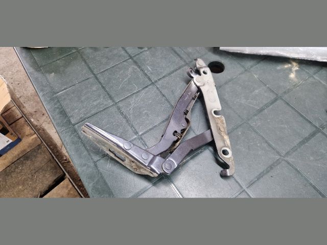 bontott AUDI A6 C6 Csomagtérajtó Zsanér