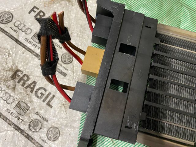 bontott AUDI A6 C6 Fűtőradiátor (Elektromos)