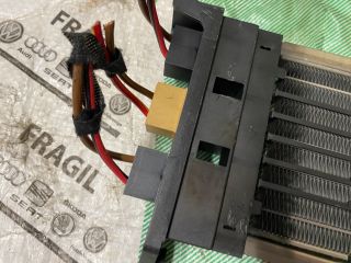 bontott AUDI A6 C6 Fűtőradiátor (Elektromos)