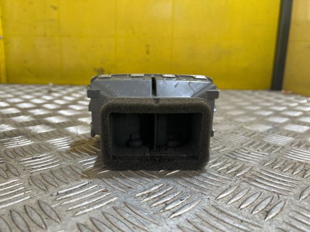 bontott AUDI A6 C6 Hátsó középső Szellőző