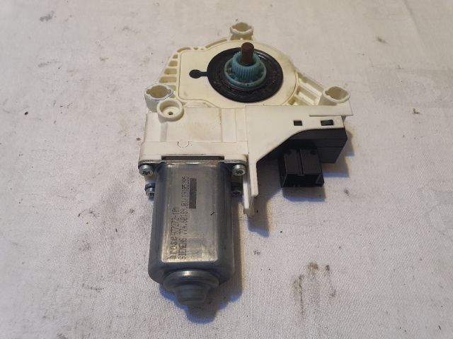 bontott AUDI A6 C6 Jobb első Ablakemelő Motor