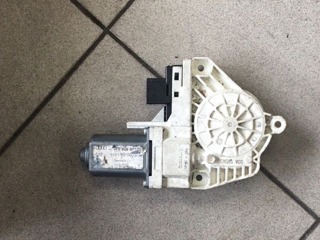 bontott AUDI A6 C6 Jobb első Ablakemelő Motor