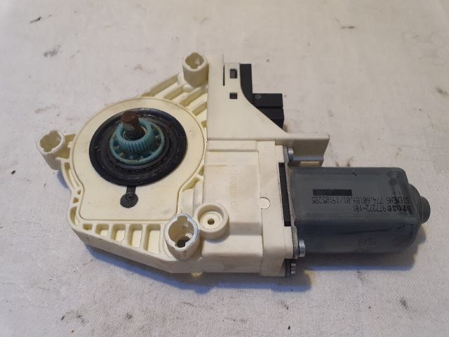 bontott AUDI A6 C6 Jobb első Ablakemelő Motor