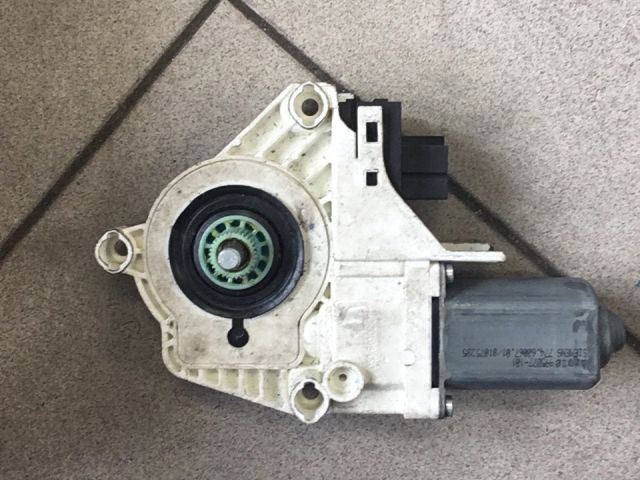 bontott AUDI A6 C6 Jobb első Ablakemelő Motor