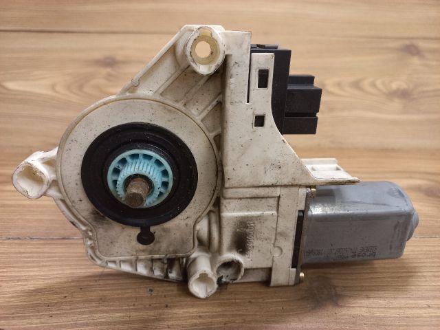 bontott AUDI A6 C6 Jobb első Ablakemelő Motor