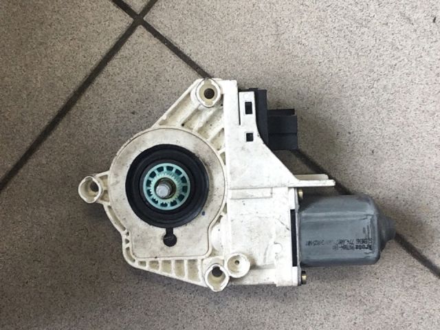 bontott AUDI A6 C6 Jobb első Ablakemelő Motor