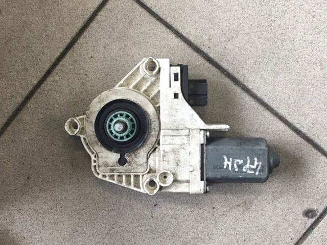 bontott AUDI A6 C6 Jobb első Ablakemelő Motor