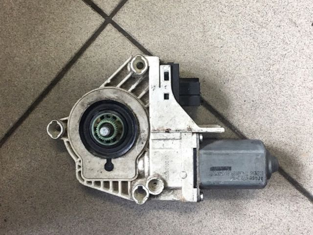 bontott AUDI A6 C6 Jobb első Ablakemelő Motor