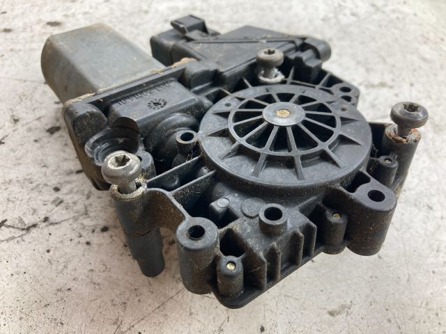 bontott AUDI A6 C6 Jobb első Ablakemelő Motor