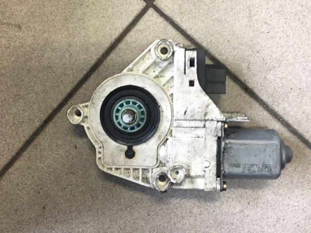 bontott AUDI A6 C6 Jobb első Ablakemelő Motor