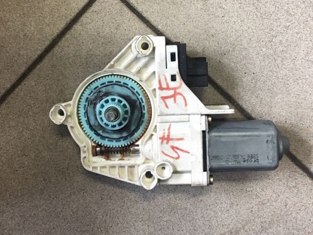 bontott AUDI A6 C6 Jobb első Ablakemelő Motor