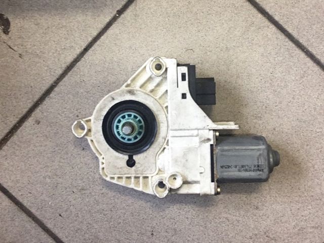 bontott AUDI A6 C6 Jobb első Ablakemelő Motor