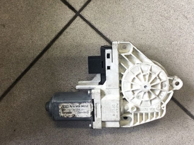 bontott AUDI A6 C6 Jobb első Ablakemelő Motor