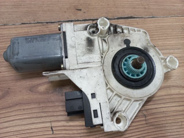 bontott AUDI A6 C6 Jobb első Ablakemelő Motor