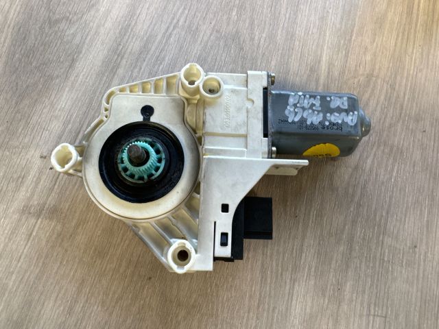 bontott AUDI A6 C6 Jobb első Ablakemelő Motor
