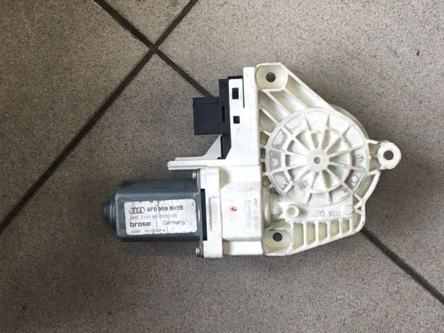 bontott AUDI A6 C6 Jobb első Ablakemelő Motor