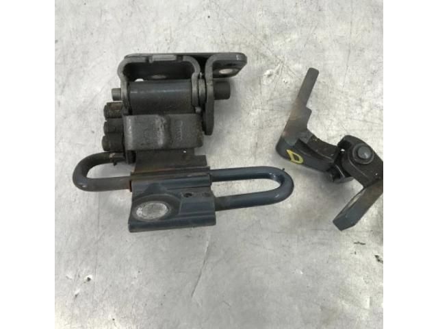 bontott AUDI A6 C6 Jobb első Zsanér