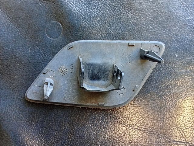 bontott AUDI A6 C6 Jobb Fényszórómosó Fedél