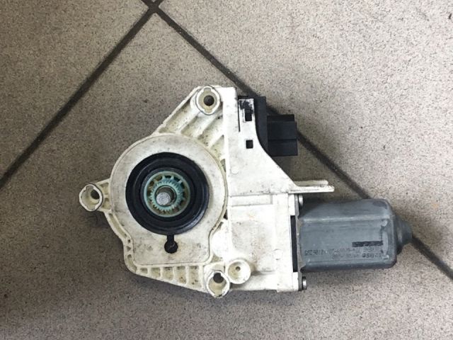 bontott AUDI A6 C6 Jobb hátsó Ablakemelő Motor