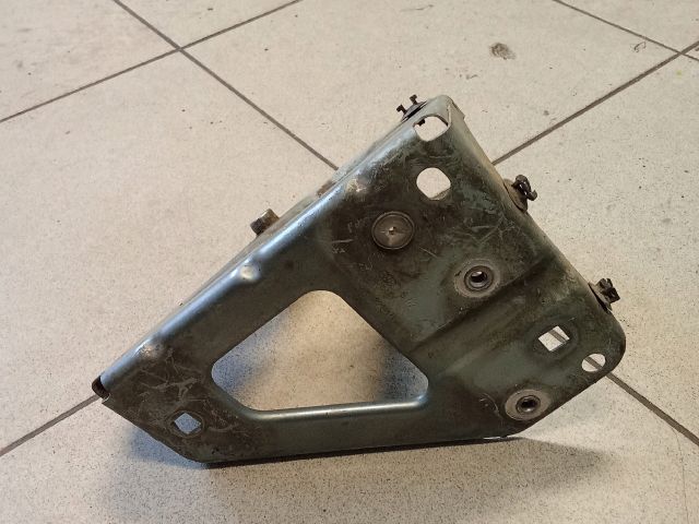 bontott AUDI A6 C6 Jobb Sárvédő Oldaltartó