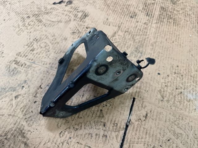 bontott AUDI A6 C6 Jobb Sárvédő Oldaltartó