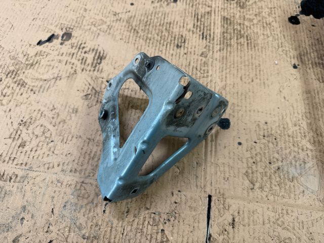 bontott AUDI A6 C6 Jobb Sárvédő Oldaltartó