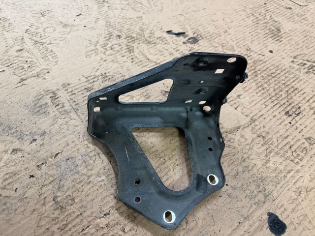 bontott AUDI A6 C6 Jobb Sárvédő Oldaltartó