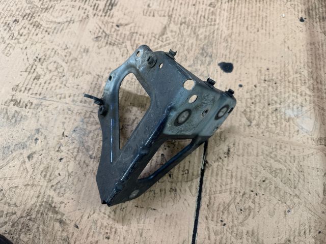 bontott AUDI A6 C6 Jobb Sárvédő Oldaltartó