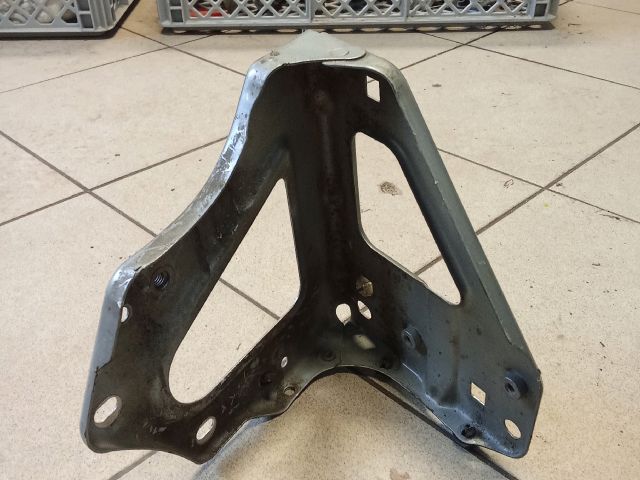 bontott AUDI A6 C6 Jobb Sárvédő Oldaltartó