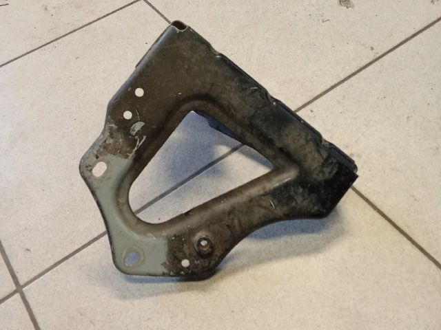 bontott AUDI A6 C6 Jobb Sárvédő Oldaltartó