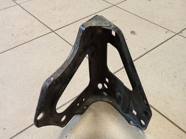 bontott AUDI A6 C6 Jobb Sárvédő Oldaltartó