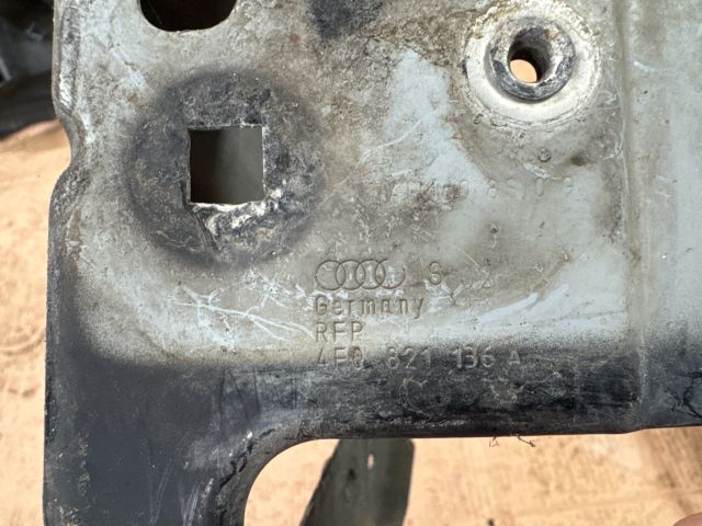 bontott AUDI A6 C6 Jobb Sárvédő Oldaltartó