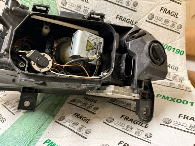 bontott AUDI A6 C6 Jobb Xenon Fényszóró