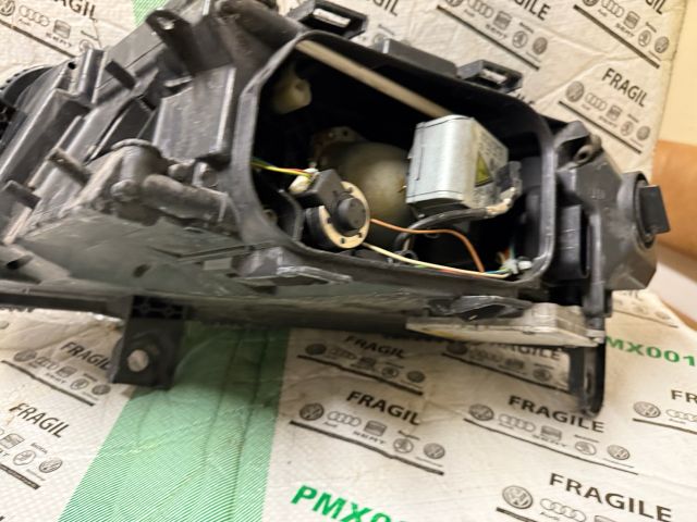 bontott AUDI A6 C6 Jobb Xenon Fényszóró