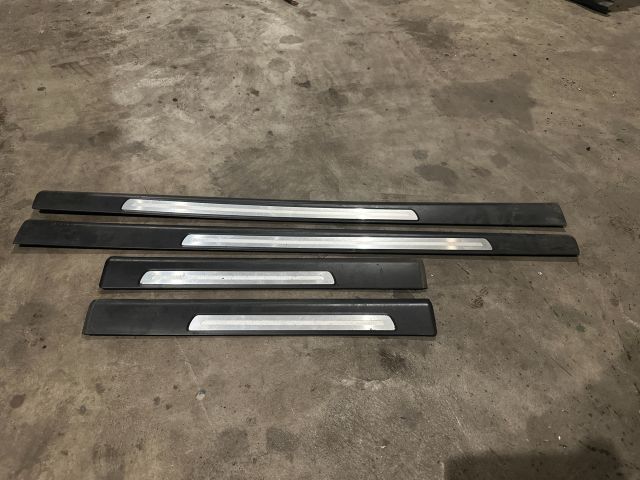 bontott AUDI A6 C6 Küszöb Díszléc Szett