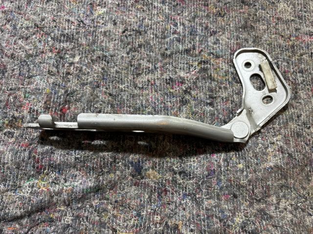 bontott AUDI A6 C6 Motorháztető Bal Zsanér