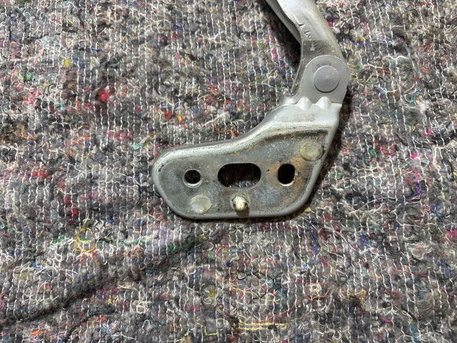 bontott AUDI A6 C6 Motorháztető Bal Zsanér